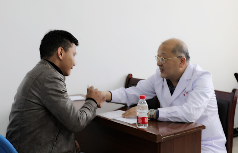 曹永清主任为当地居民义诊_副本.jpg 曹永清主任为当地居民义诊_副本.jpg