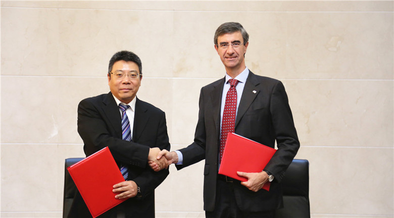 我院院长肖臻与南澳大利亚州健康产业部首席执行官Marco Baccanti分别代表双方签署合作备忘 _副本.jpg 我院院长肖臻与南澳大利亚州健康产业部首席执行官Marco Baccanti分别代表双方签署合作备忘 _副本.jpg