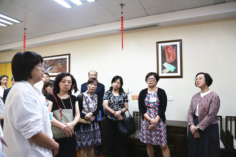 中医综合治疗室参观_副本.jpg 中医综合治疗室参观_副本.jpg